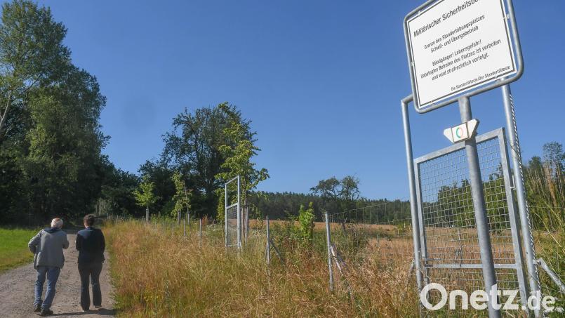 Die Spitalöd in Weiden: Bei dem Birnbaum in der Bildmitte stand früher ein Hof. Heute befindet sich hier aktives Militärgelände, an dessen Rand junge Obstbäume und jede Menge Wildpflanzen wachsen dürfen. Bild: Gabi Schönberger