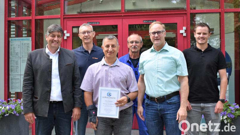 Zum 25-jährigen Dienstjubiläum von Harun Kabaklar (Dritter von links) gratulierten Frank Neubauer (Zweiter von rechts), Edgar Knobloch (links) sowie die Kollegen von den Stadtwerken. Bild: rgr