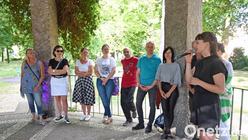 Die Initiatorin des Amberger Tanzpavillons, Bianca Kruppa (rechts am Mikro), wünschte allen Teilnehmenden der bis Ende August stattfindenden Tanzabende viel Spaß und einen guten Sommer. Bild: Susanne Schwab, Stadt Amberg