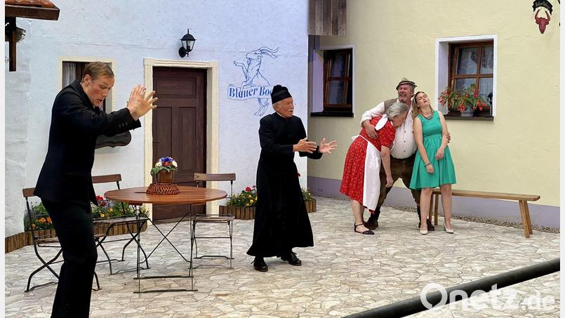 Turbulent geht es zu vor dem Gasthaus Blauer Bock. Von links die Schauspieler Michael Vogt, Reinhold Escherl, Barbara Söllner, Erwin Altmann und Katharina Dotzler. Bild: gri
