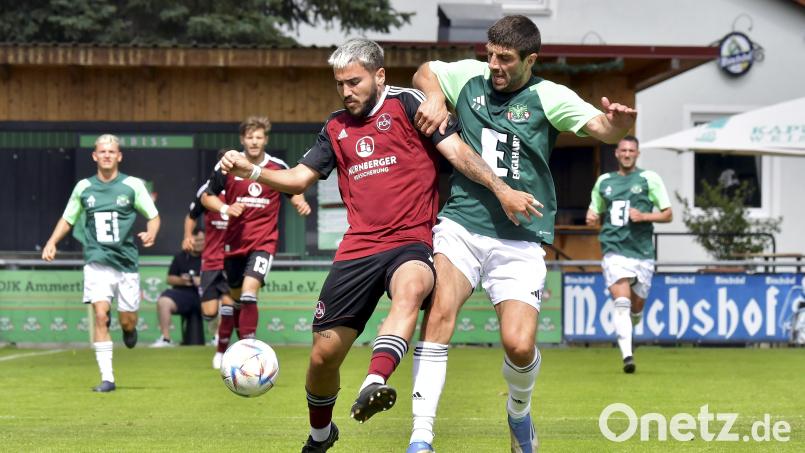 Anton Shynder (rechts) von der DJK Ammerthal, Torschütze zum 1:0, versucht in dieser Szene, den Nürnberger Sofiane Ikene (links) zu stören. Bild: Hubert Ziegler