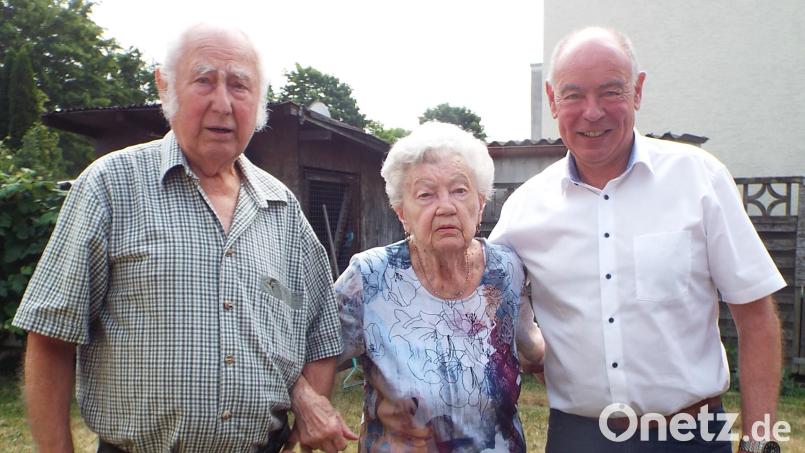 Jubilarin Barbara Hasselbacher mit Ehemann Heinz Hasselbacher (links) und Kümmersbrucks Bürgermeister Roland Strehl. Bild: e