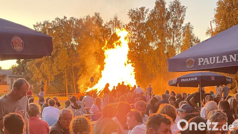 Das Jubiläums-Johannisfeuer der Feuerwehr Bärnau. Bild: Christian Gleißner/exb
