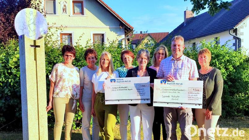 Zur Spendenübergabe waren Monika Voit, Agnes Dötsch, Christine Mayer, Elke Bauer, Andrea Weinkopf, Sonja Legath, Holger Pühl und Frauenbund-Vorsitzende Renate Hirschmann (von links) gekommen. Bild: bkr
