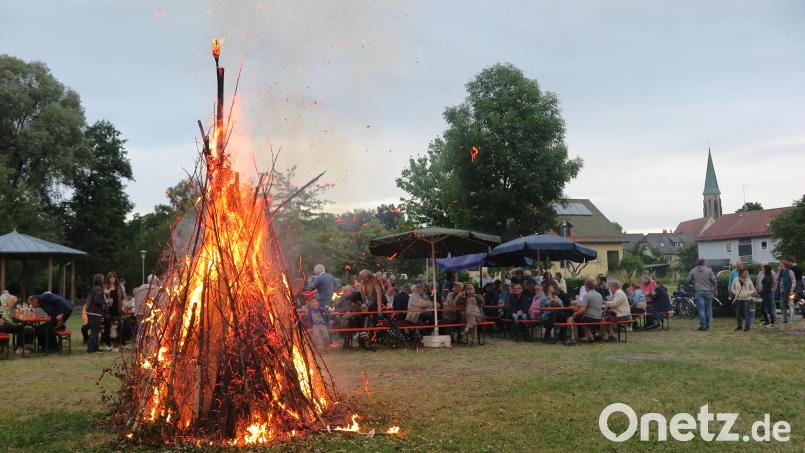 Der FGV Kemnath lud zum Petersfeuers auf dem Eisweiher-Gelände. Bild: jzk