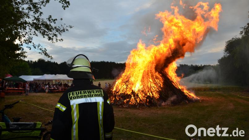 Der Wind facht das Johannisfeuer des &quot;Jungg&#039;sell&#039;n&quot;-Clubs am Fuchssteinach ganz schön an. Die Feuerwehr sorgt für Sicherheit. Bild: dob