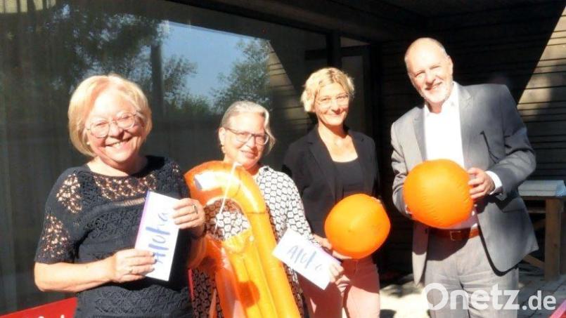 Voller Einsatz für die Pflegekinder (von links): Marianne Gutwein (SkF), Lissi Pongratz (Pflegekinderdienst Landkreis), Angela Uschold (Pflegekinderdienst Stadt Amberg) und Stadtwerke-Chef Frank Backowies. Bild: Karoline Gajeck-Scheuck/exb