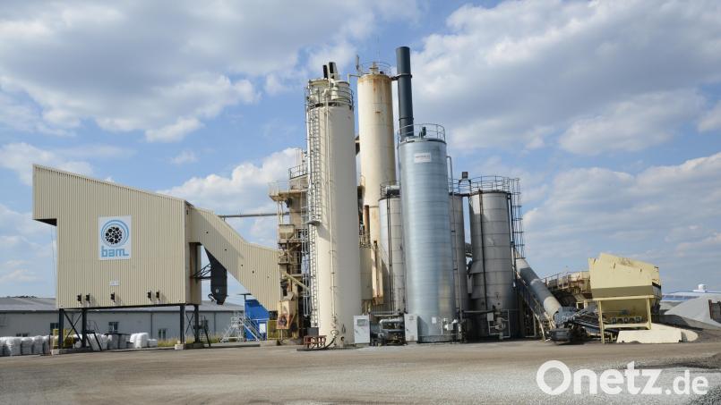 Die Asphaltmischanlage der BAM im Gewerbegebiet &quot;Obere Tratt&quot; wird voraussichtlich im Jahr 2024 erneuert und soll dann im Juni 2025 wieder betriebsbereit sein. Bild: bey