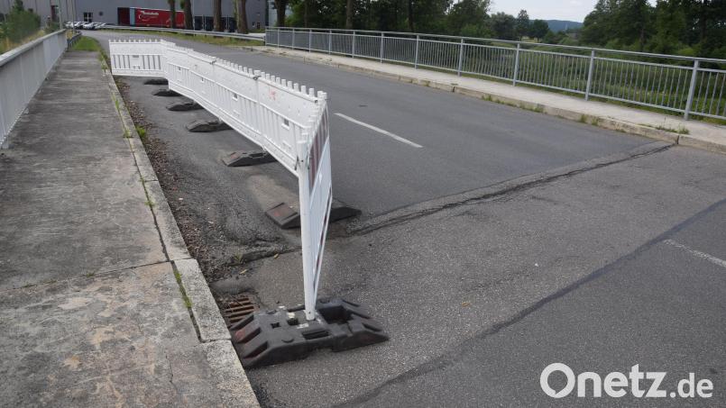 Die Absperrung steht hier nicht umsonst: Deutlich sind die Schäden an einer der Brücken an der Pirkmühle zu sehen. Deren Behebung könnte nun deutlich teurer werden als geplant. Bild: fz