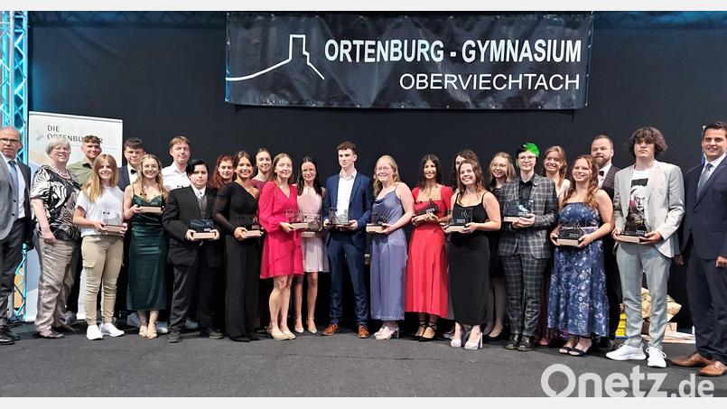 21 Absolventen des Ortenburg-Gymnasiums schafften einen Notendurchschnitt bis 1,5. Daniel Roiger (Mitte) erreichte ein Spitzenergebnis von 1,0. Ihnen allen gratulierten die Schulleiter Ludwig Pfeiffer und Christine Paschen (links) sowie Bürgermeister Rudolf Teplitzky (rechts). Bild: Georg Lang/exb