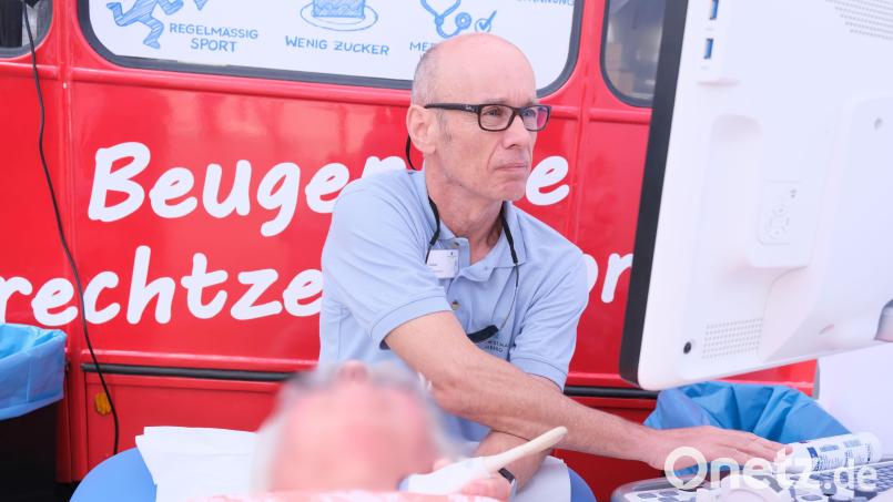 Dr. Frank Huber bei einem Schlaganfallrisikocheck. Zu sehen und zu erleben ist das auch wieder am 5. Juli. Archivbild: Klinikum Dietl/exb