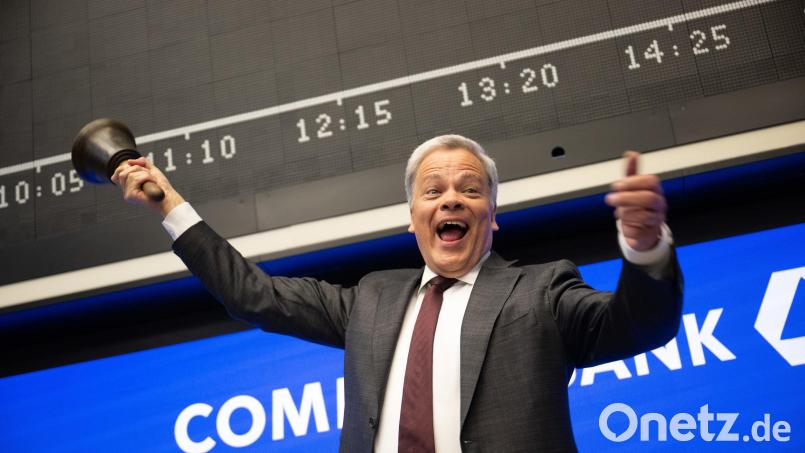 Der Dax liefert häufiger Grund zur Freude – so wie hier bei Manfred Knof. Der Vorstandschef der Commerzbank war begeistert, als sein Unternehmen im Februar in den wichtigsten deutschen Index zurückkehrte. Archivbild: Sebastian Gollnow
