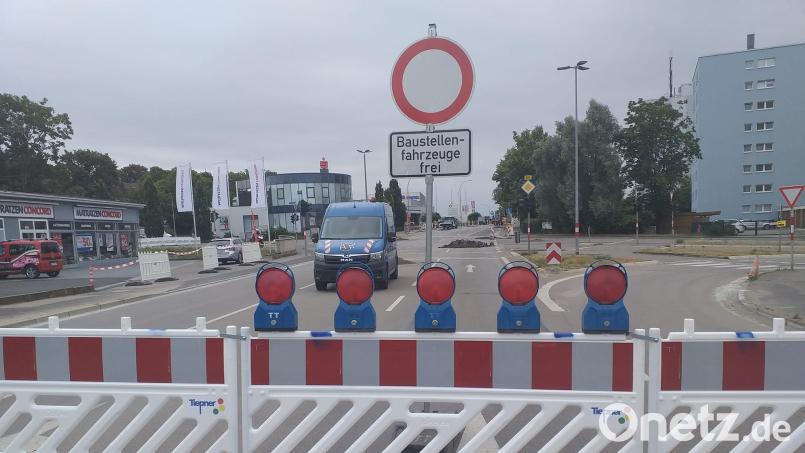 So sieht es seit Samstagabend auf der Regensburger Straße in Amberg aus. Die Fahrbahn ist stadtauswärts ab der Nordgau- beziehungsweise Merianstraße komplett gesperrt. Bild: tk