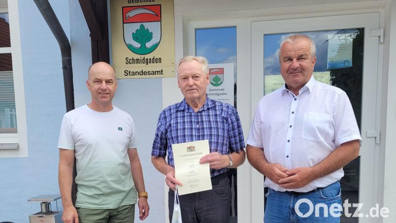 Bürgermeister Josef Deichl (rechts) und Martin Janz (links) gratulierten Xaver Ries, der seit 50 Jahren das Amt des Feldgeschworenen ausübt. Bild: Gemeinde Schmidgaden/exb