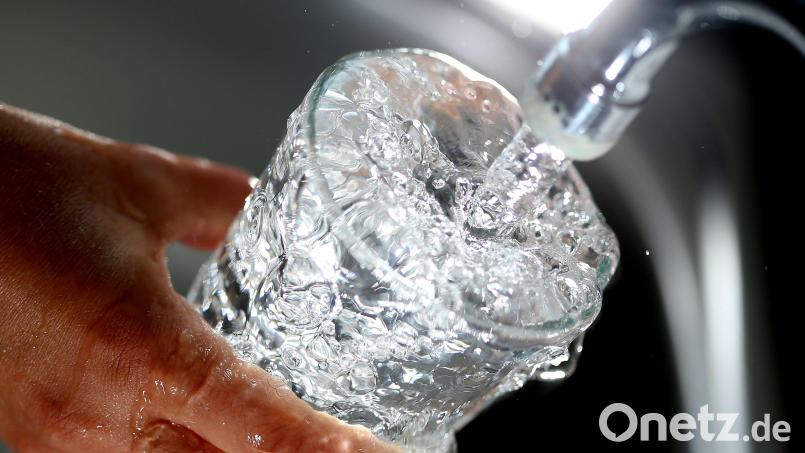 Wer sein Wasser vom Zweckverband „Oberes Fichtelnaabtal“ bezieht, muss sich keine Sorgen machen. Mit Wasserknappheit hat der Zweckverband keine Probleme. Dennoch sollen Verbraucher vernünftig mit der Ressource umgehen. Symbolbild: Oliver Berg