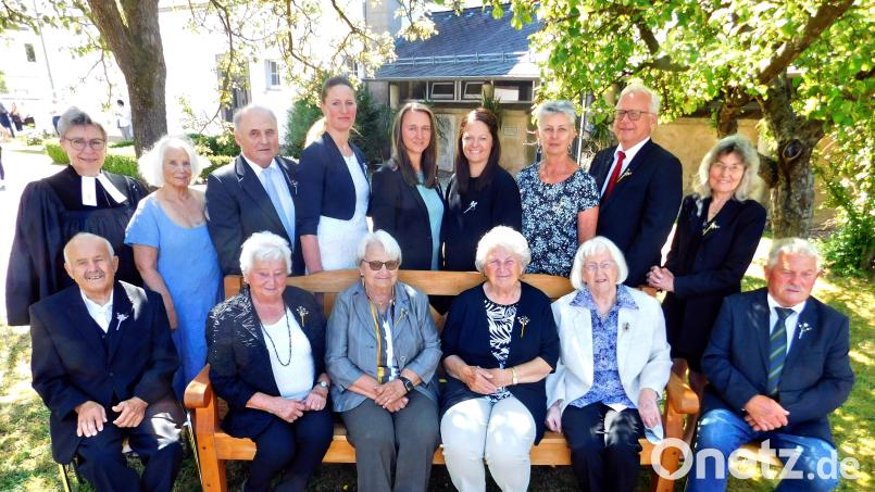 Pfarrerin Friederike Steiner (hinten links) feierte mit 16 Männern und Frauen deren Jubelkonfirmation. Bild: whü