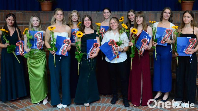 Die Besten der Besten: Die Abiturientinnen des Elly-Heuss-Gymnasiums mit einer glatten &quot;Eins&quot;. Bild: Kunz