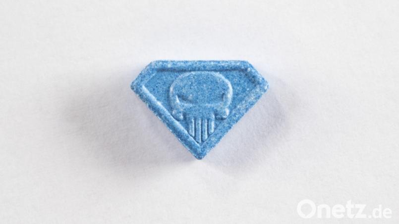 Bei einem 19-Jährigen auf dem Altstadtfest in Kulmbach wurde unter anderem die Ecstasy-Pille "Blue Punisher" gefunden. Symbolbild: Ennio Leanza/Keystone/dpa