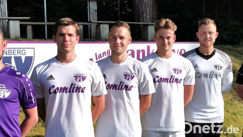 Abteilungsleiter Christian Luff (links) und Trainer Tom Gietl (rechts) mit vier der sechs Neuzugänge: (von links) Michael Schmucker (24, SV Altenstadt/Voh.), Marco Wurdack (28, SV Altenstadt/Voh.), Christoph Burgdorf (VfB Straubing) und Jonas Lang (26, FC Wernberg). Es fehlen: Marko Kostic (32, Eintracht Schwandorf) und Florian Biller (19, SV Kemnath a.B.). Bild: lfj