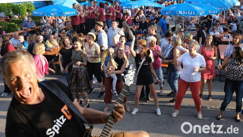 Die Stoapfälzer Spitzbuam rockten zum Abschluss des Wackersdorfer Bürgerfestes den Vorplatz der Sporthalle. Begeisterte Fans tanzten zur Musik der Partyband. Bild: Hirsch