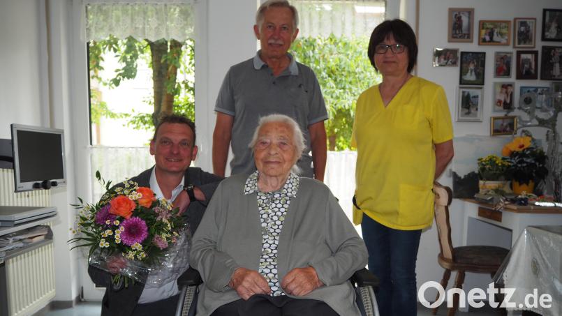 Zusammen mit Sohn Anton Hösl, Bürgermeister Ernst Schicketanz sowie Pflegedienstleiterin Ulrike Hubeny Maier wurde auf den Geburtstag mit einem Glas Sekt angestoßen. Bild: krb