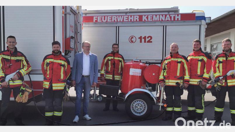 Bürgermeister Roman Schäffler (Dritter von links) übergab den neuen Pulverlöschanhänger P250 seiner Bestimmung und an die Feuerwehr Kemnath um Kommandant Peter Denz (Dritter von rechts). Die Fachbereichsleiter Brand, Michael Denz (Mitte) und Marco Filbinger (links), weisen die Einsatzmannschaft in die sichere Bedienung des P250 ein. Bild: Feuerwehr Kemnath/exb