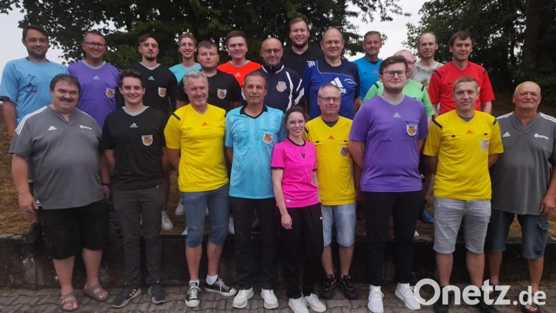 Die Schiris (hinten von links): Alex Nistschuk, Markus Neumeyer, Lucas Graf, Marcel Opeldus, Julian Rupp, Thorsten Pentner, Lukas Balk, Tom Scheels (Gast, Gruppe Parsberg), Kai Thiele, Andre Gilch, Andy Jakesch, Andreas Basler. Vorne von links: Albert Kellner, Nico Wiehrl, Josef Decker, Erdogan Sahinbay, Tina Wölfl, Klaus Gilch, Timo Roth, Sergej Kuzmenko und Walter Schimpke. Bild: Schiedsrichtergruppe Amberg/exb