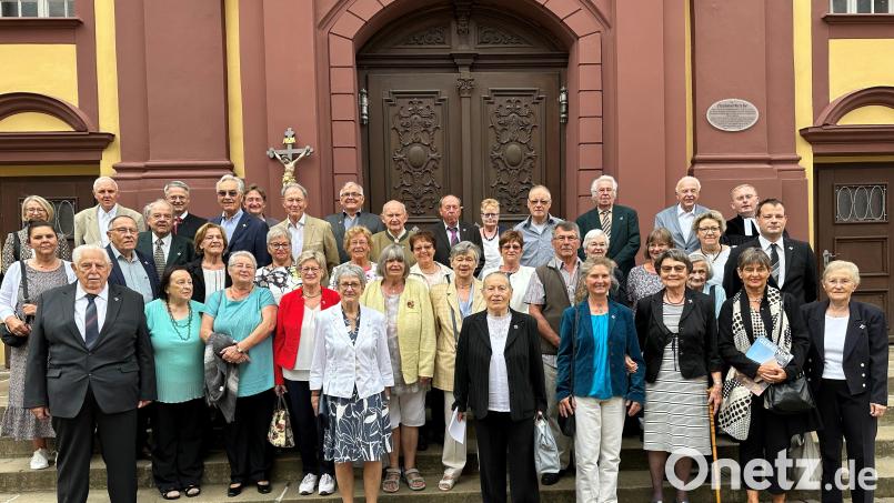 Am Nachmittag kamen dann noch viele der Jubelkonfirmandinnen und -konfirmanden zum Kaffeetrinken im Gemeindehaus zusammen, um Erinnerungen auszutauschen und die Bilder von damals zu zeigen. Bild: Joachim von Kölichen