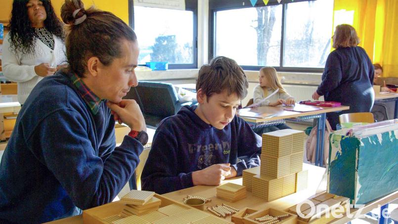 In Montessori-Schulen wird mit speziellem Material gearbeitet, das Zahlen und Mengen leichter begreifbar macht. Das Bild entstand im Februar dieses Jahres und zeigt Schulleiter Jens Wegmann (links), der beim Rechnen unterstützt. Archivbild: Gerd Pöhlmann/fph