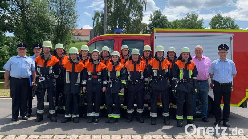 Aktive der Feuerwehr Pfaffenreuth absolvierten mit Erfolg die Leistungsprüfung Wasser. Mit im Bild die Schiedsrichter sowie der Leonberger Bürgermeister Johann Burger (Zweiter von rechts). Bild: jr