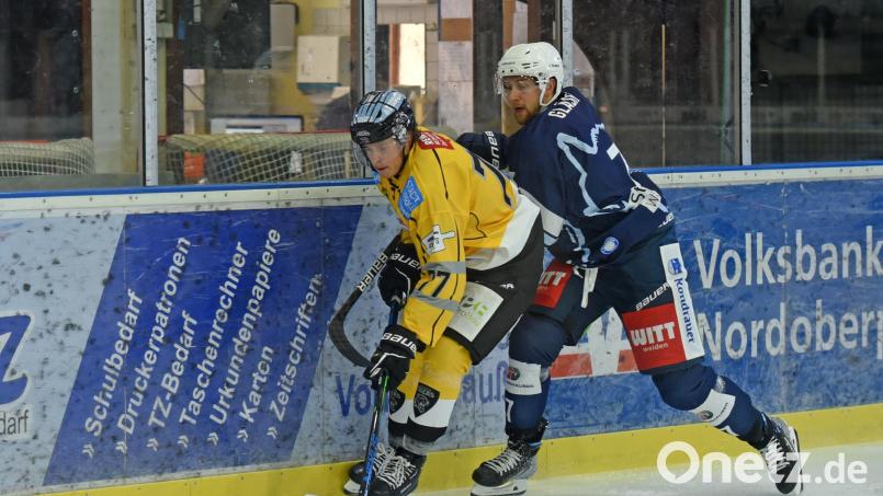 Treffen die Bayreuth Tigers (links Moritz Raab, Szene aus einem Testspiel) in der kommenden Saison auf die Blue Devils Weiden (im Bild Luca Gläser)? Den Oberfranken droht nach der Lizenz-Verweigerung in der DEL2 der Abstieg am Grünen Tisch in die Oberliga. Archivbild: Gebert