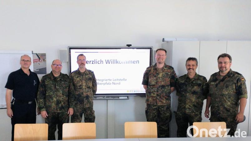 Das Kreisverbindungskommando zur Bundeswehr im Landkreis Amberg-Sulzbach besuchte die ILS (von links): Schichtdienstleiter Andreas Uber, Walther Grau, Andreas Hahn, Florian Junkes, Ludwig Nerb und Daniel Stahl. Bild: Ludwig Nerb/exb