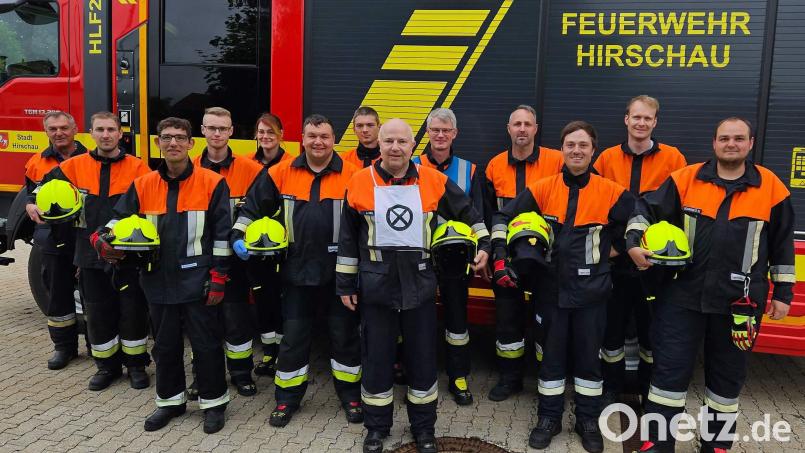 13 Feuerwehrleute der Hirschauer Wehr absolvieren mit Erfolg die Leistungsprüfung Technische Hilfeleistung (von links): Michael Schuminetz, Marco Schuminetz, Mario Gärtner, Florian Pawluk, Marina Schlaffer, Johannes Bäumler, Patrick Groher, Andreas Reil, Robert Scheuerer, Sebastian Jasinsky, Bernhard Meyer, Christoph Erras und Nico Schuminetz. Bild: u