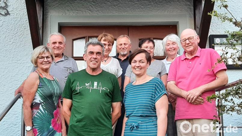 Aufgaben im Obst- und Gartenbauverein Michelfeld übernehmen (von links ,vorne) Marga Lindner, Uli Deinzer, Katrin Kroher, Wenzel Voh, (hinten von links) Johann Schmiedl, Gertrud Schalanda, Christian Maier, Maria Lord und Gerti Zinner. Es fehlt Brigitte Kormann. Bild: OGV Michelfeld/exb