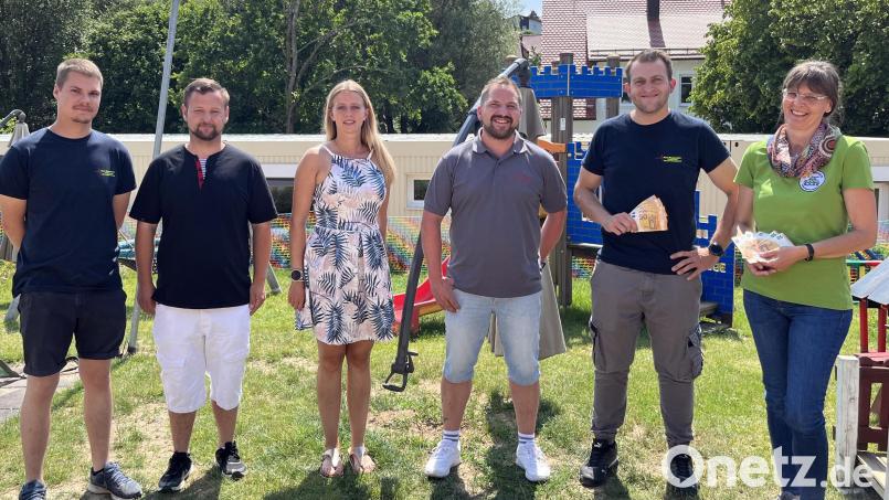Justin Goss (links) und Marco Fraunholz (Zweiter von rechts) von den First Respondern sowie Daniela Dimler vom Kinderhaus (rechts) bedanken sich recht herzlich für die Spende von jeweils 250 Euro beim Vorstand der Interessengemeinschaft Faschingszug, Robert Lindner (Vierter von links), Schriftführerin Sabrina Kohl (Dritte von links) sowie Kassier Heiko Steininger (Zweiter von links). Bild: IG Faschingszug, Robert Lindner/exb