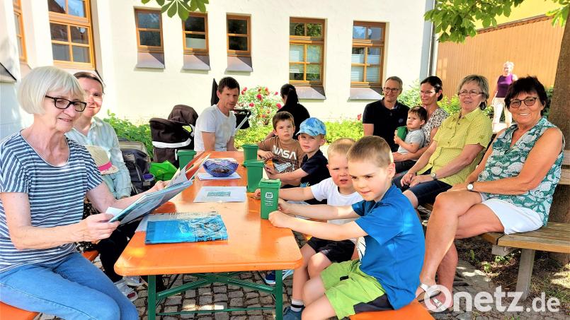 Den immensen Anfall von Müll und Gedanken zu seiner Reduzierung griff Vorlesepatin Christa Zapf (links) beim Lesenachmittag der Stadtbibliothek auf. Bild: lg
