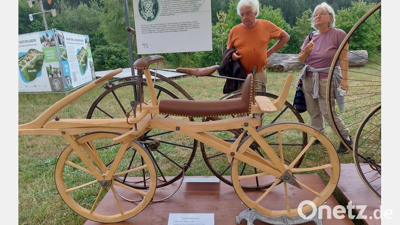 Die erste Laufmaschine aus dem Jahr 1816 zieht beim Rad-Oldtimertreffen im Freilandmuseum in Neusath viele Bewunderer an. Bild: jua