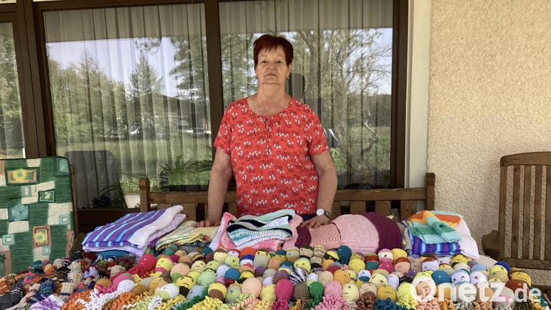 Gehäkelte Kraken, gestrickte Decken und Söckchen: Waltraut Schusters gesammelte Werke für die Frühchen-Station. Bild: mzi