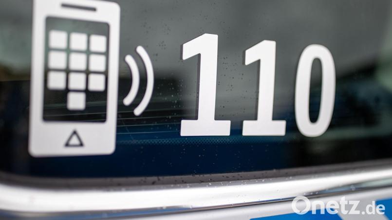 Der Nummer des Polizeinotrufs 110 steht auf der Scheibe eines Polizeifahrzeugs. Bild: Daniel Karmann/dpa/Symbolbild
