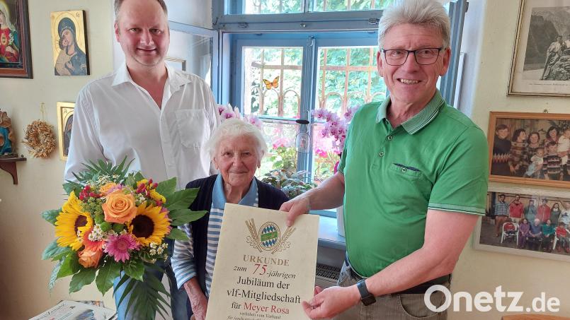 Stellvertretender Vorsitzender Bernhard Härtl (links) und Geschäftsführer Wolfgang Wenisch vom Verband landwirtschaftliche Fachbildung überreichten Rosa Meyer die Urkunde. Bild: AELF Tirschenreuth/exb
