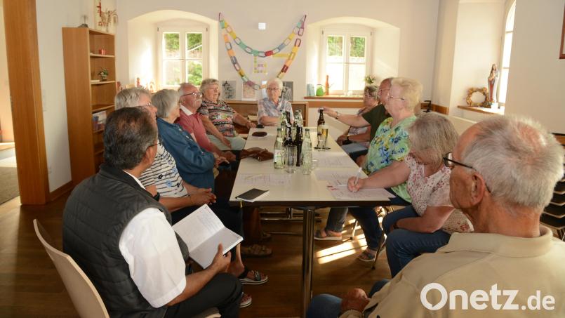 Nur noch ein kleiner Kreis traf sich zur Jahreshauptversammlung des KAB-Ortsverbandes um die Auflösung zu beschließen. Bild: bey