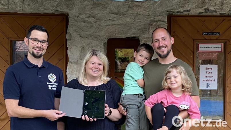 Manoel Schmid (links) und Ferdinand Strobl (rechts) übergeben ein Tablet als Spende von Round Table 69 Amberg an die Leiterin der Kita St. Nicolaus in Theuern, Claudia Reinisch. Bild: usc