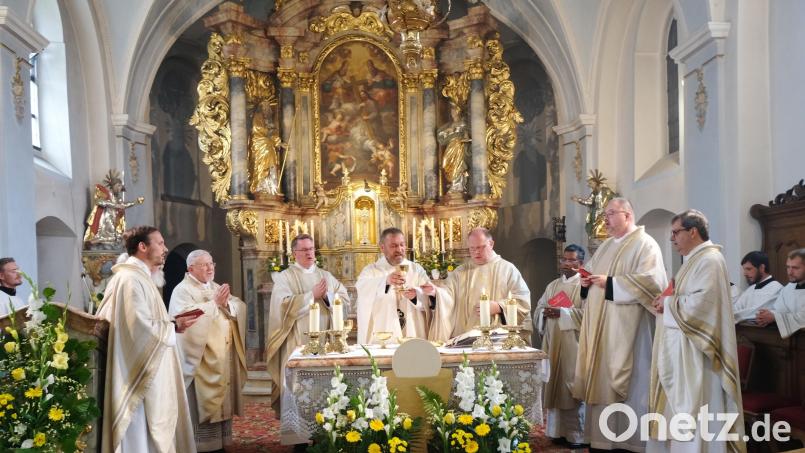 Sein erstes Messopfer durfte der Neupriester Pater Vinzenz (am Altar in der Mitte) bei seiner Primiz zusammen mit Mitbrüdern feiern. Bild: mab