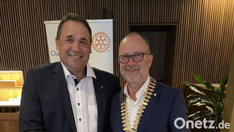Der scheidende Präsident Christian Bär übergab die Amtskette an seinen Nachfolger Eberhard Wenge. Bild: Rotary-Club Auerbach/exb