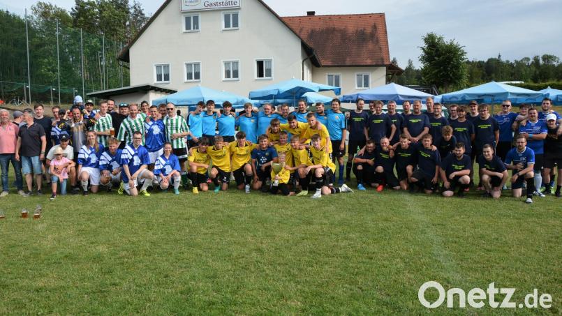 Ungeschlagen gewann die Mannschaft der Mitterteicher Firma Leipold Putz &amp; Stuck das Hobby-Fußballturnier der SV-Freunde Pechbrunn-Groschlattengrün. Im Bild die Sieger in ihren gelben Trikots (Mitte) mit den weiteren Teams bei der Siegerehrung. Bild: jr