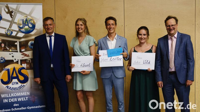 Bei der Ehrung der Schulbesten (von links) während der Abi-Feier: Schulleiter Christian Schwab, Jule Kleierl, Johann Zeitler, Sophie Wild und Oberstufenkoordinator Stefan Schropp. Bild: Wolfgang Schrüfer/exb