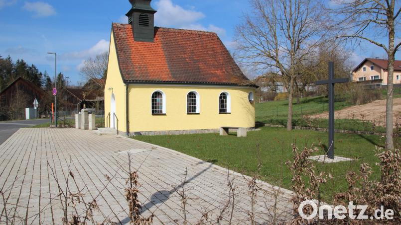 Der neu gestaltete Vorplatz rund um die Kapelle. Bild: Reichl/exb