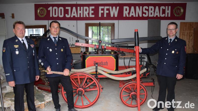 Die handbetriebene Feuerlöschmaschine aus der Gründerzeit vor 130 Jahren hat bei der Feuerwehr Ransbach einen Ehrenplatz, Kreisbrandmeister Alexander Graf, Vorsitzender Christoph Finn und Kommandant Andreas Bruckmüller (von links) sind stolz auf dieses historische Gerät. Bild: bö