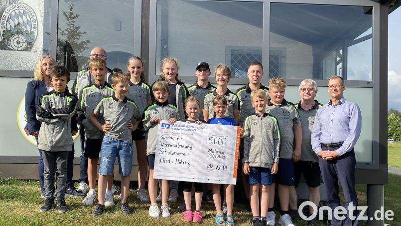 Mit einer Crowdfunding-Aktion finanzierte sich der Schützenverein Mähring neue Vereinskleidung. Die Spende übergaben Helmut Wolfrum und Rita Weidhas von der Volksbank Raiffeisenbank an Schützenvereinsvorsitzenden Martin Riedl, Jugendleiterin Cordula Müller sowie aktive Schützen und den Schützennachwuchs des Vereins. Bild: Helmut Wolfrum/exb