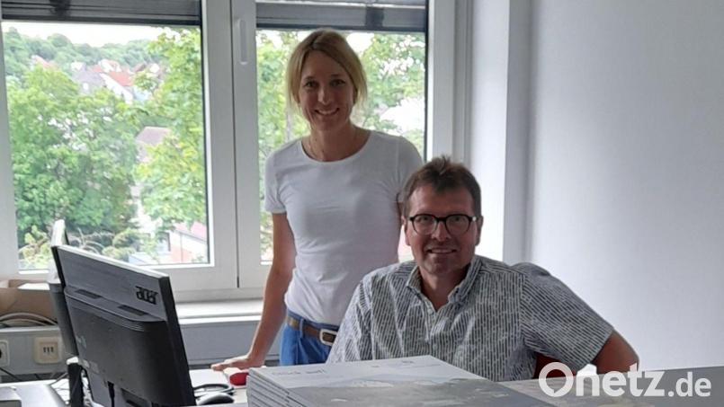 Bundesfreiwilligendienstleistender Roland Bleisteiner und VHS-Leiterin Claudia Mai bei der täglichen Arbeit im Anmeldebüro. Bild: Thomas Rode